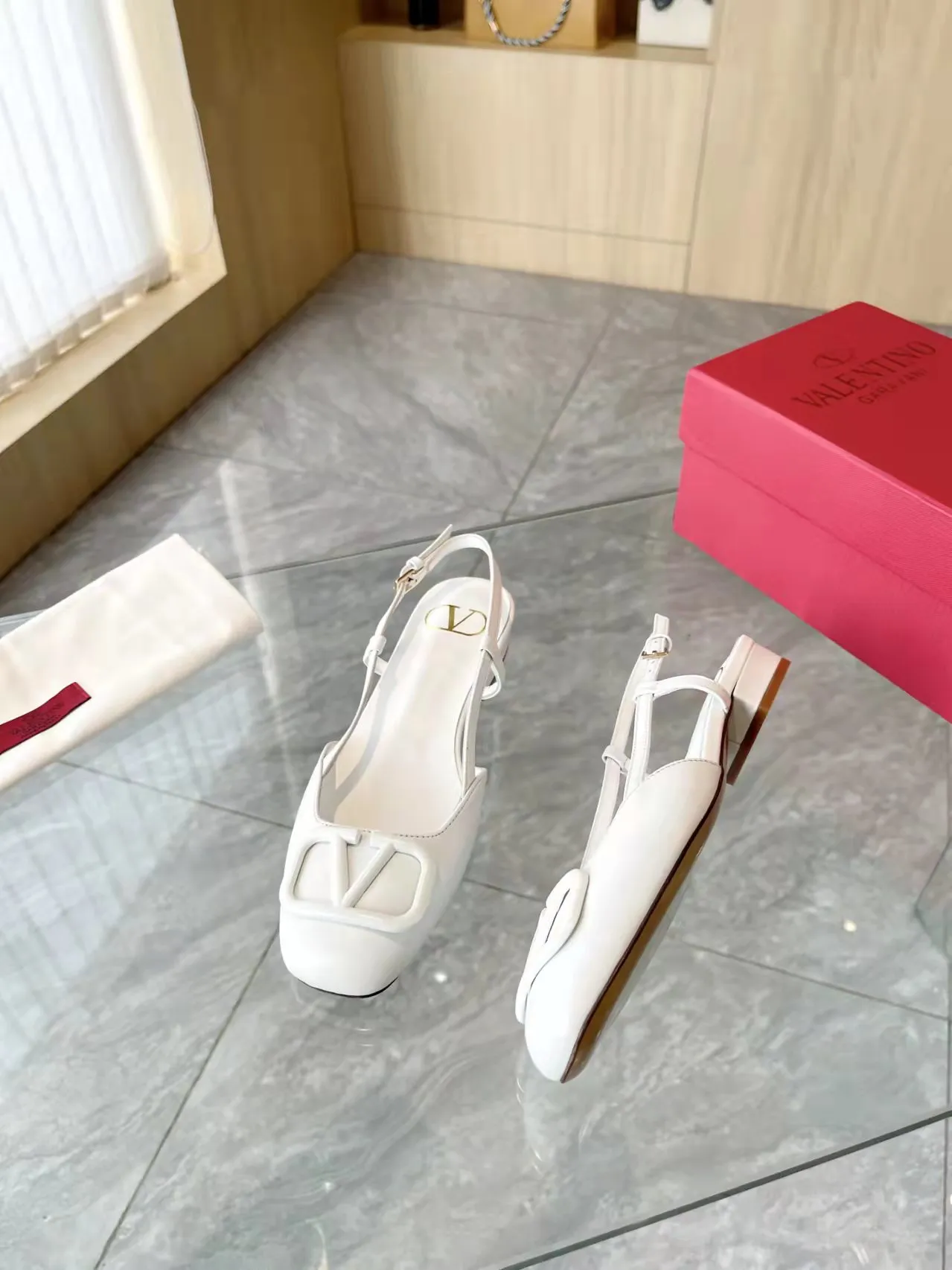 👟👟Ex-factory price 400👟👟 Genuine leather sole +40 Top version 𝑉𝐴𝐿𝐸𝑁𝑇𝐼𝑁𝑂 Valentino new spring and summer women's back hollow new sandals. Unique V-buckle hardware accessories bring out a full sense of luxury. The new season will live up to expectations! Worth buying★Absolutely high-grade❥Original method, Absolutely sensual❥Elegant style, creating a different feeling, simple and elegant style!  Code number: 35-41 (34-42 customized, non-returnable) Fabric: Imported sheepskin Inner foot pads: Inner sheepskin Heel height: 2 cm Leather outsole Rubber outsole